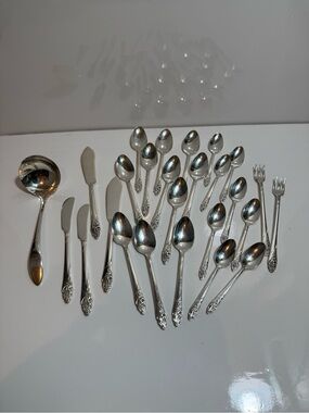 Lot of 26 Vintage Evening Star Community Silverware Forks, knives And Spoons